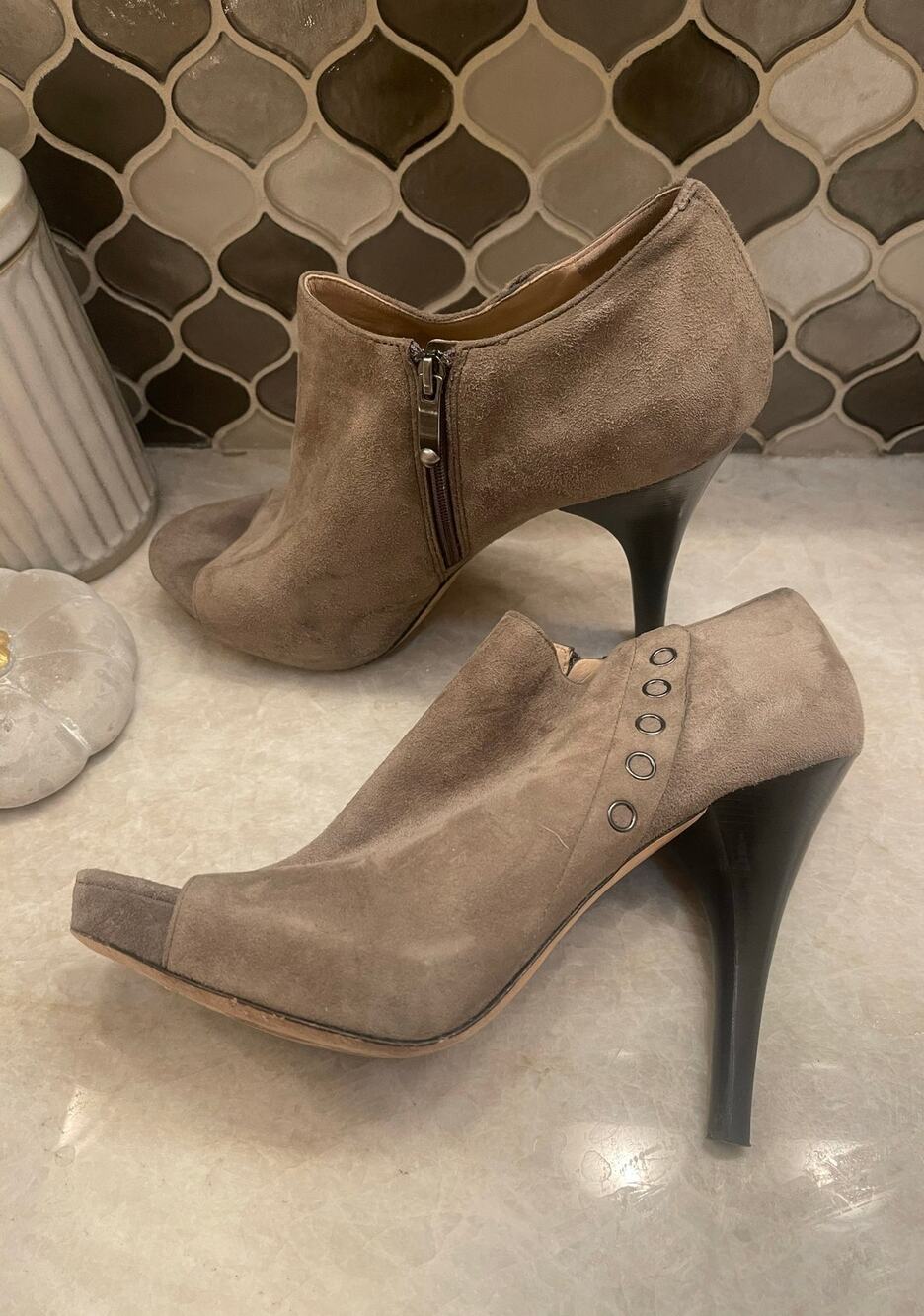 Via Spiga beige suede heeled booties sz 10